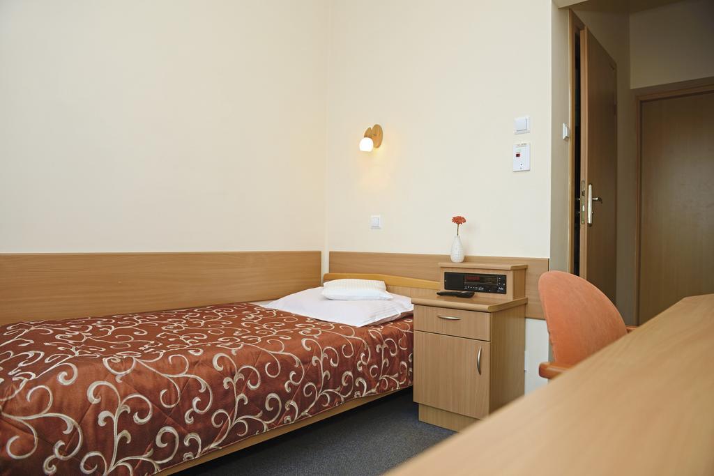 فندق Kzzg W Polsce, Gornicze Sanatorium Zwiazkowe "Gornik" Iwonicz-Zdrój الغرفة الصورة