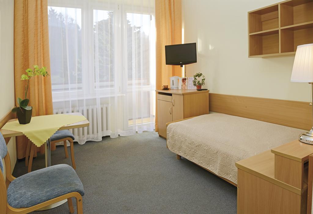 فندق Kzzg W Polsce, Gornicze Sanatorium Zwiazkowe "Gornik" Iwonicz-Zdrój الغرفة الصورة